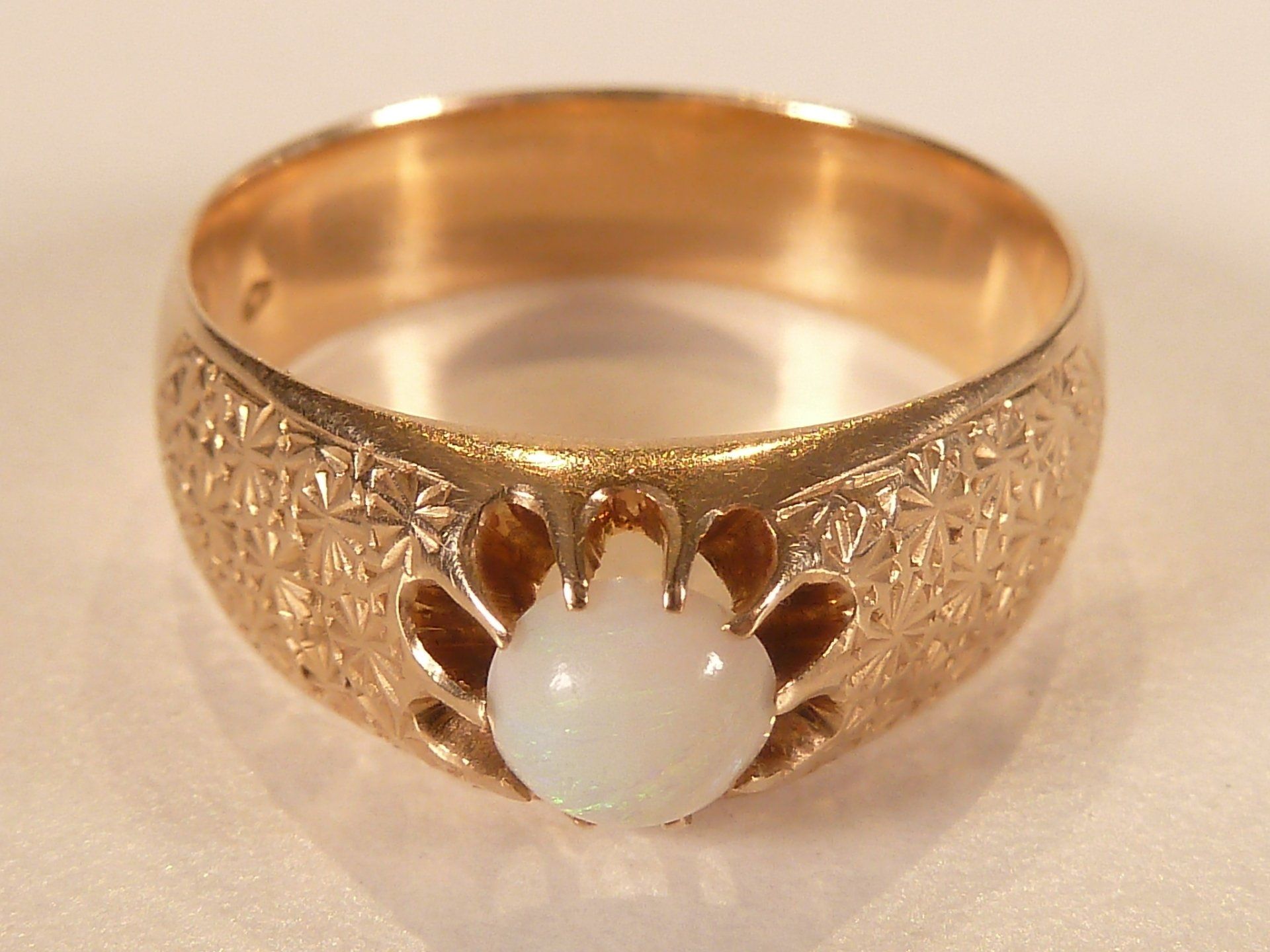 14 k / 585 Gold Opal Ring