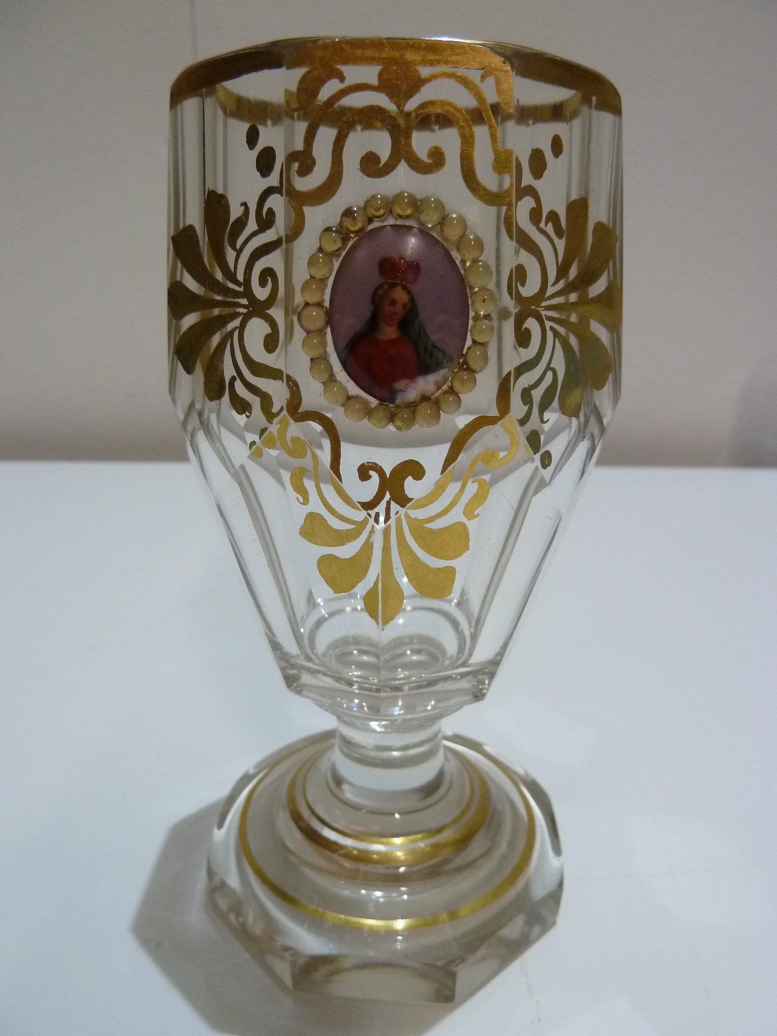 bäuerliches Glas mit Marien Miniatur mit Aufschmelzungen bäuerliches Glas mit Marien Miniatur mit Aufschmelzungen